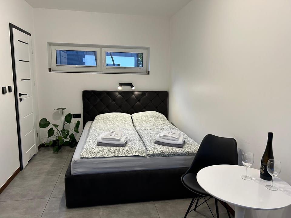 Bed, towels