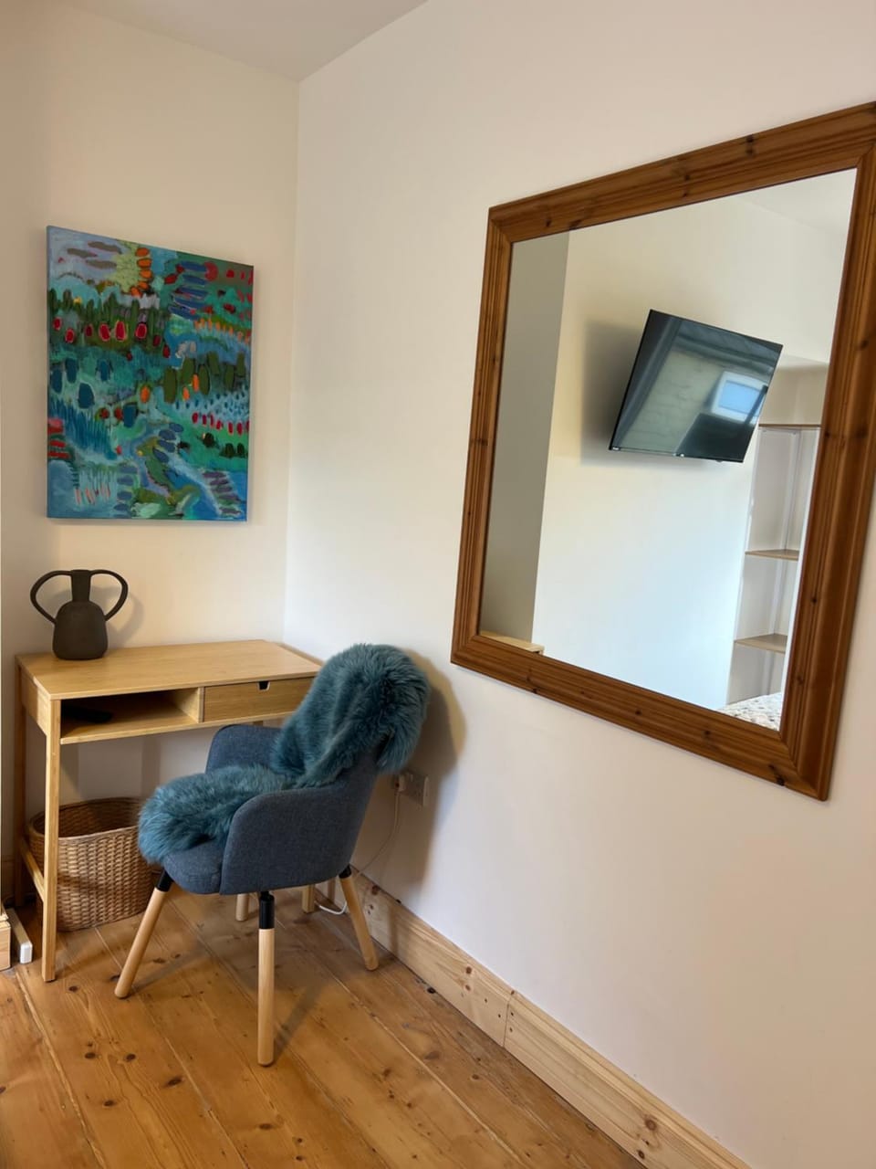 TV and multimedia, Seating area, Bedroom, hair dresser