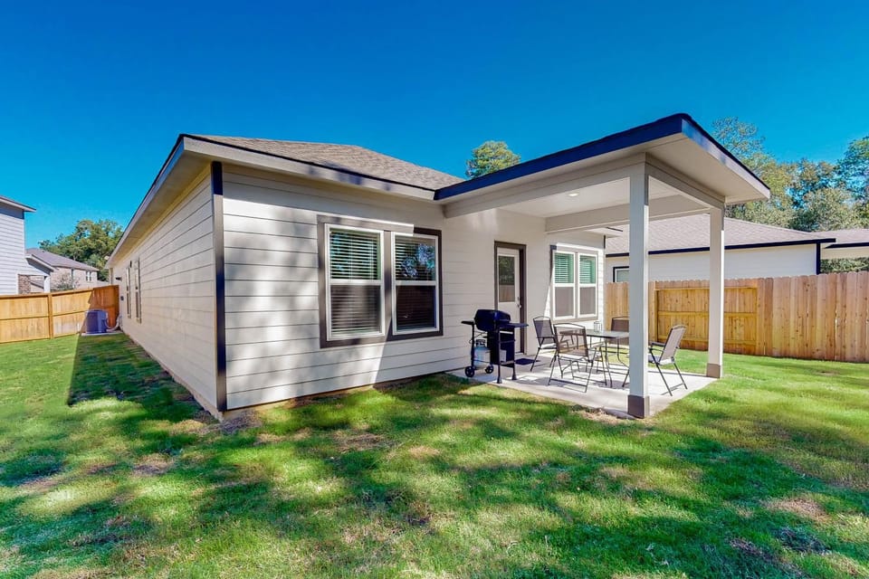 Patio Dining & Yard: Porter Escape, 3 Mi to Golf House in Kingwood