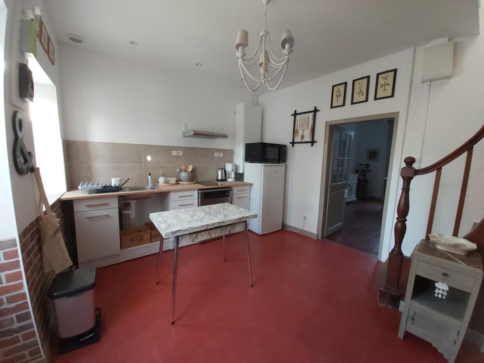 Kitchen or kitchenette, Dining area, minibar