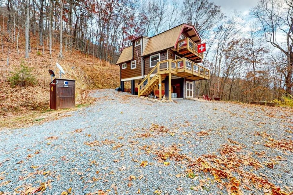 Bryson Chalet House in Fontana Lake