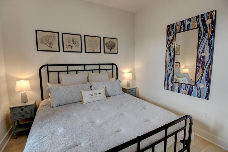 Bed, Photo of the whole room, Decorative detail, Bedroom