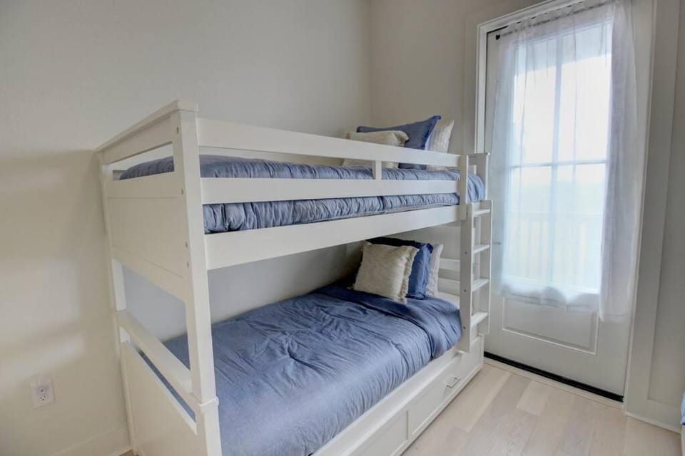 Bed, Photo of the whole room, Bedroom, bunk bed