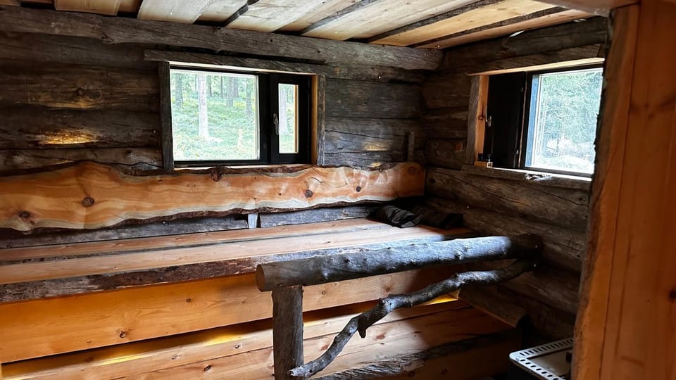 Upea hirsi mökki ulkoporeltaalla sekä kelosaunalla House in Uusimaa