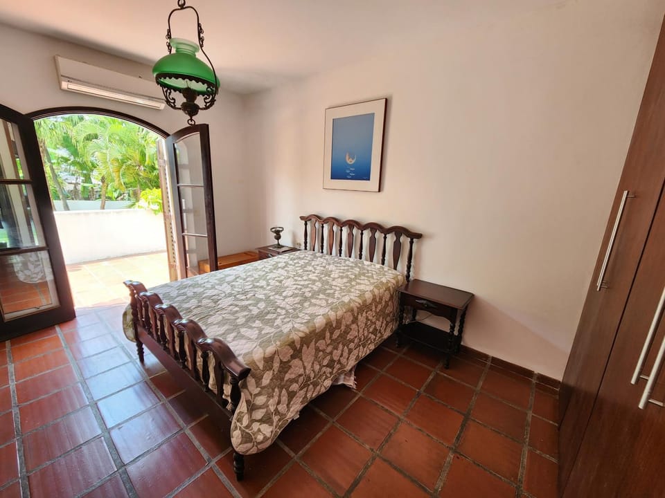 Casa Enseada 4 suites , 2 quadras do mar local nobre House in State of São Paulo
