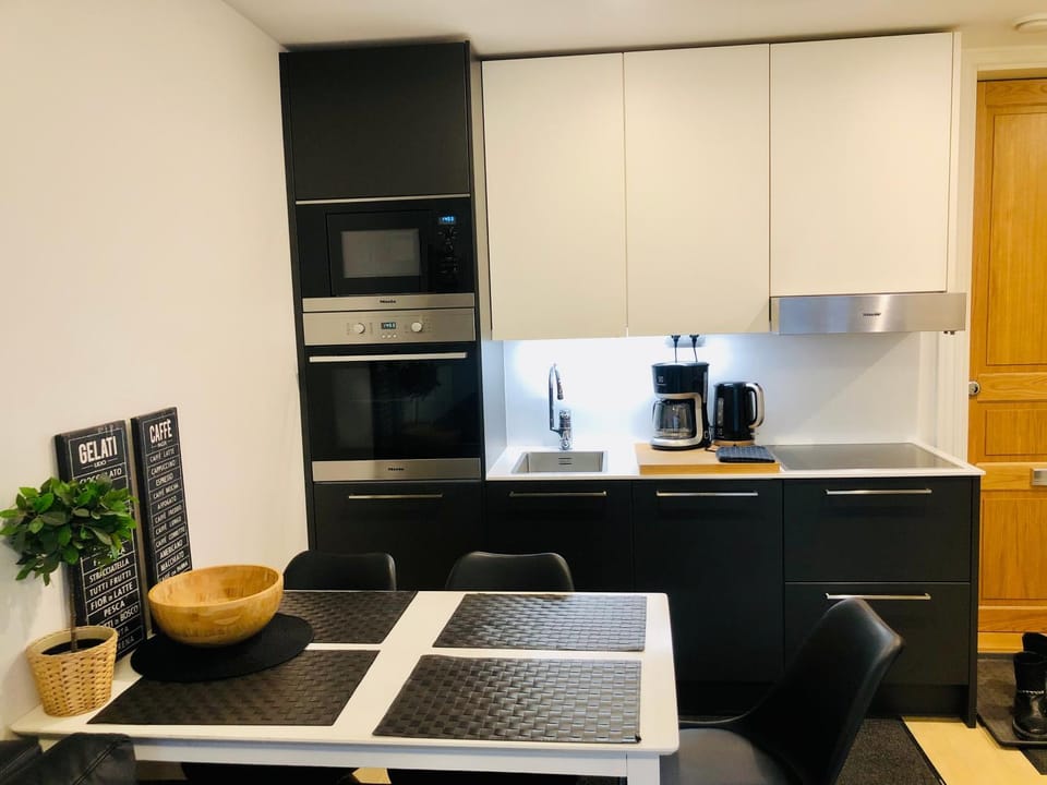 Kitchen or kitchenette, dishwasher, oven