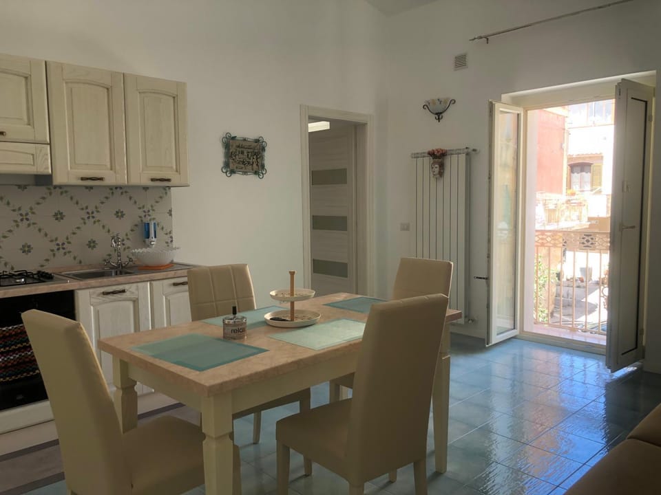 Kitchen or kitchenette, Dining area, pet friendly, stove