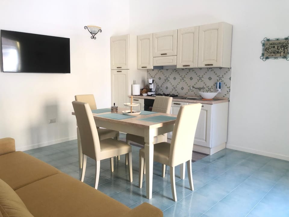 Bed, TV and multimedia, Kitchen or kitchenette, Living room, Dining area, minibar, stove