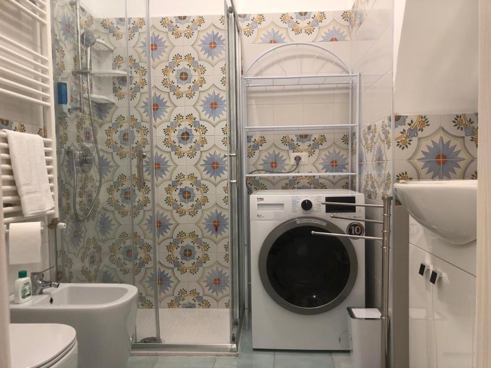 Shower, Toilet, Bathroom, washing machine