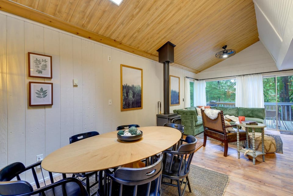 Harstine Island Cabin w/ Fire Pit: Walk to Beach! Cabin in Puget Sound