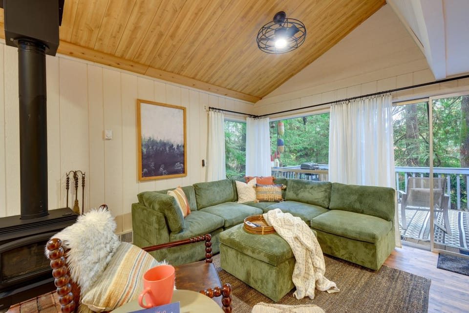 Harstine Island Cabin w/ Fire Pit: Walk to Beach! Cabin in Puget Sound
