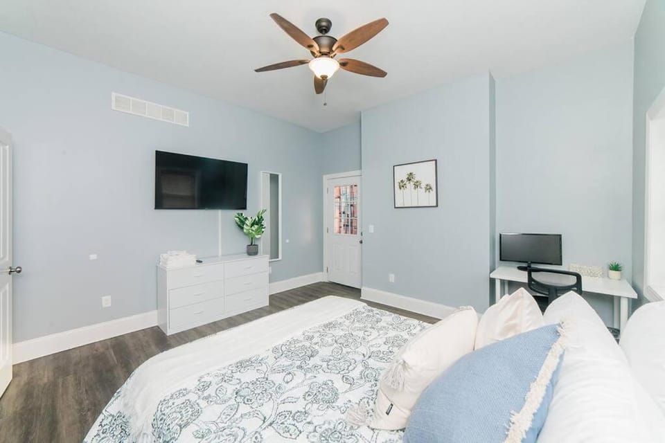 Bed, TV and multimedia, Bedroom