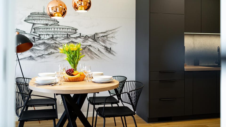 Kitchen or kitchenette, Dining area