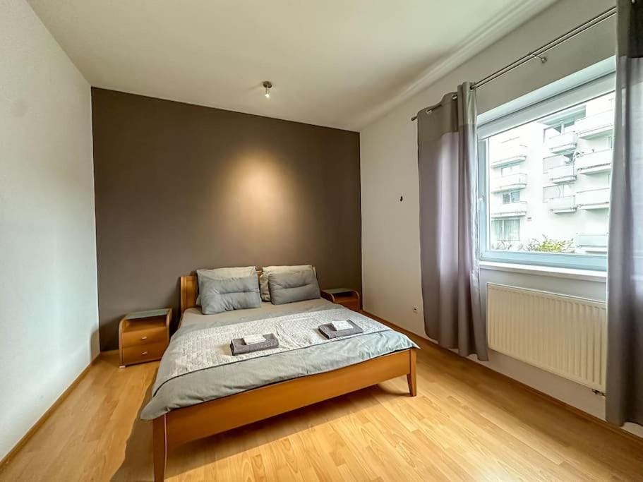 Photo of the whole room, Bedroom, towels