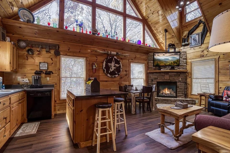 Tennessee Cowboys- Game Room, Hot Tub, Free Attraction Tickets Chalet in Gatlinburg