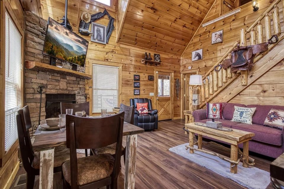 Tennessee Cowboys- Game Room, Hot Tub, Free Attraction Tickets Chalet in Gatlinburg