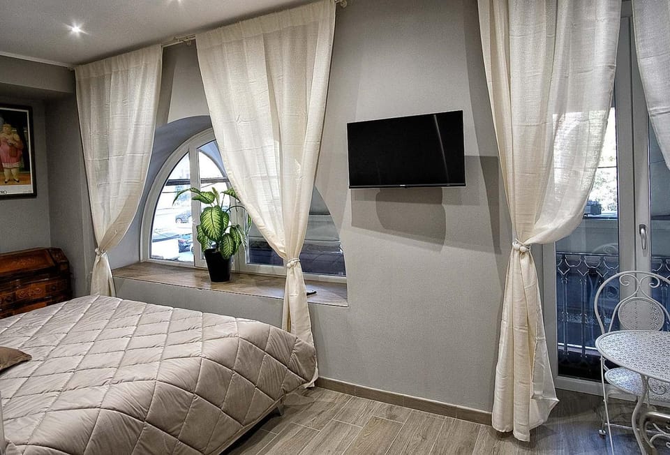 Bed, TV and multimedia, Photo of the whole room, Bedroom