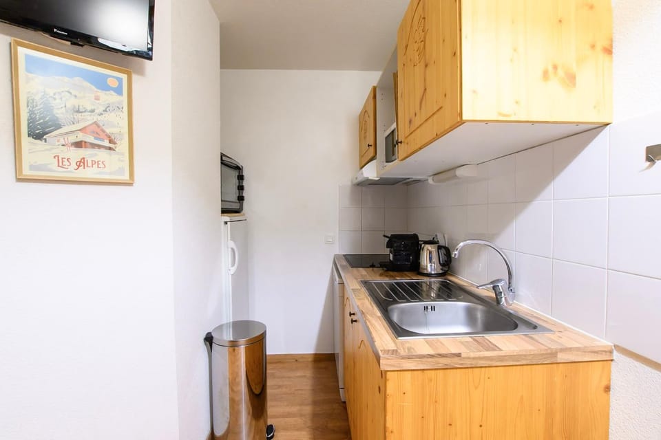 Kitchen or kitchenette, minibar, stove