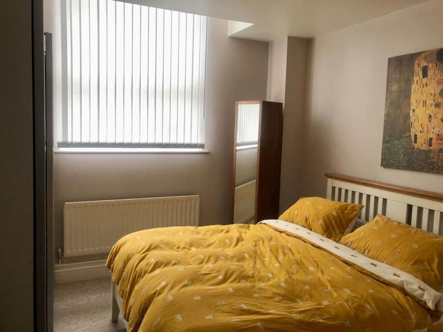 Flat in blue plaque building Apartment in London