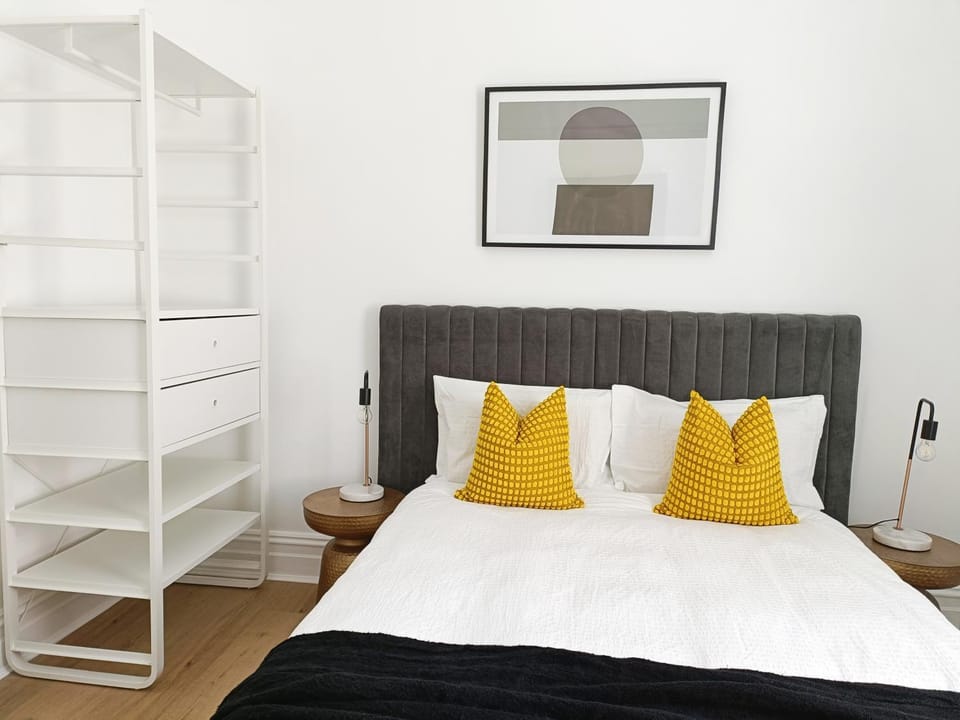 Beautiful Queen Room 1Min Walk to Station with 60Inch TV Vacation rental in Marrickville