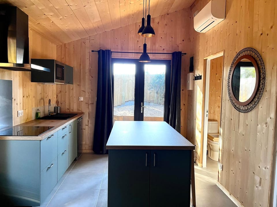 Property building, Kitchen or kitchenette, Dining area, Breakfast, oven
