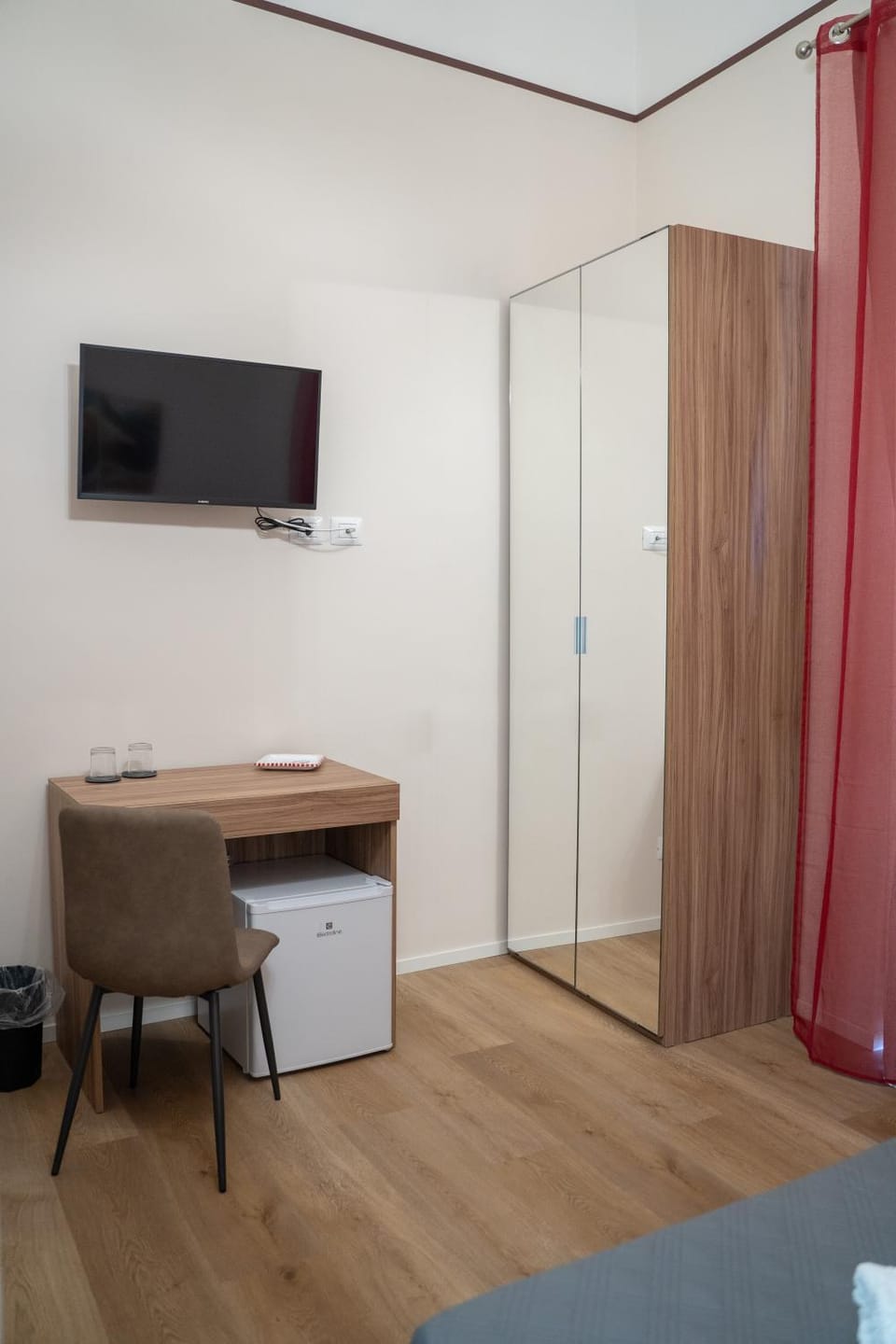 TV and multimedia, hair dresser, wardrobe
