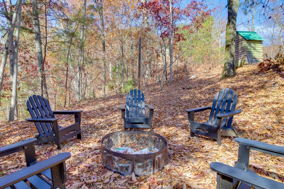 Modern-Rustic ‘Love Cabin’ in Cosby: Deck + Grill Cabin in Sevier County