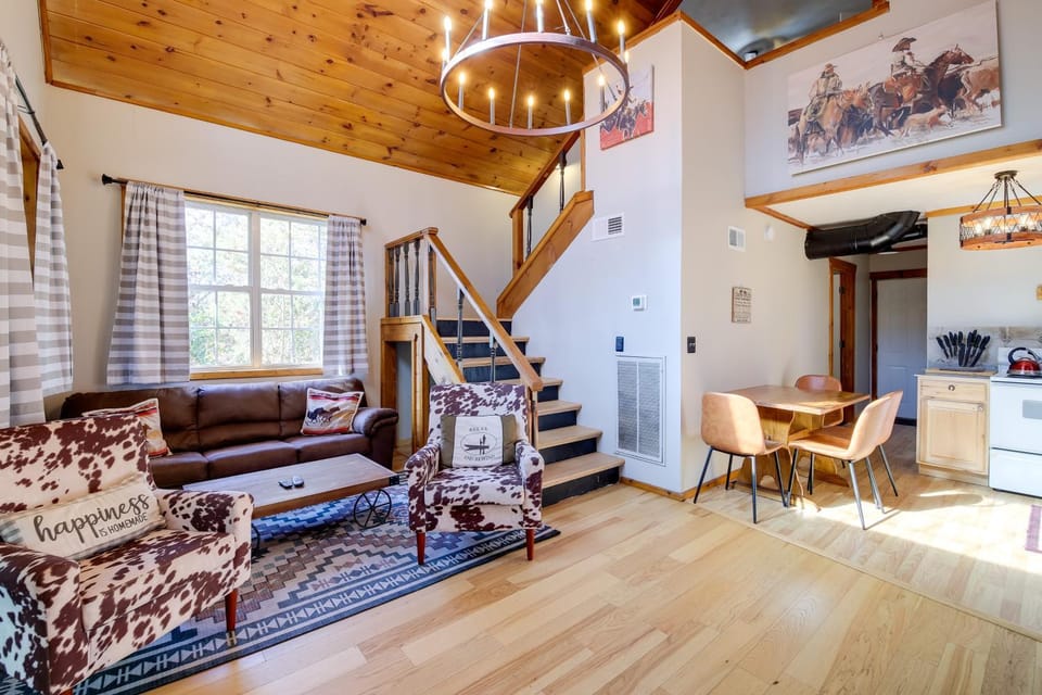 Modern-Rustic ‘Love Cabin’ in Cosby: Deck + Grill Cabin in Sevier County