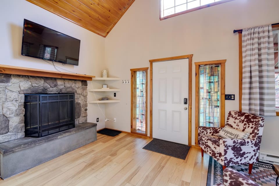 Modern-Rustic ‘Love Cabin’ in Cosby: Deck + Grill Cabin in Sevier County