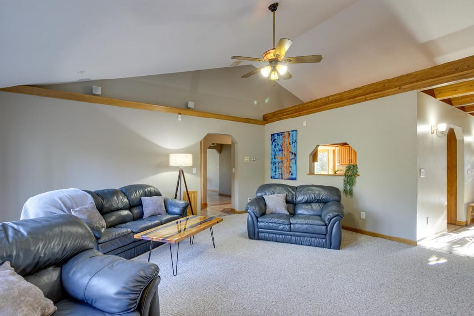 Peaceful Hibbing Getaway: Heated Floors, Fire Pit! House in Minnesota