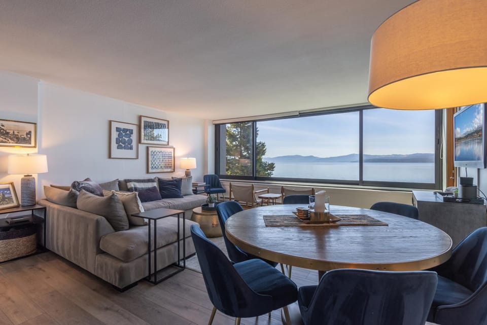 Natural landscape, Skiing, Snorkeling, Living room, Seating area, Dining area, Hiking, Lake view