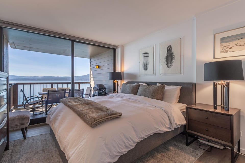 Bed, Natural landscape, Balcony/Terrace, Bedroom, Lake view