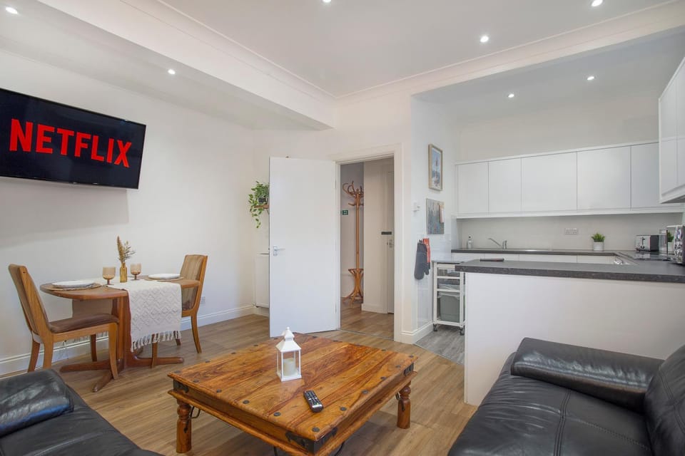 TV and multimedia, Kitchen or kitchenette, Living room, Seating area, Dining area