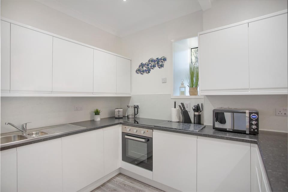 Coffee/tea facilities, Kitchen or kitchenette, microwave, oven, stove, toaster