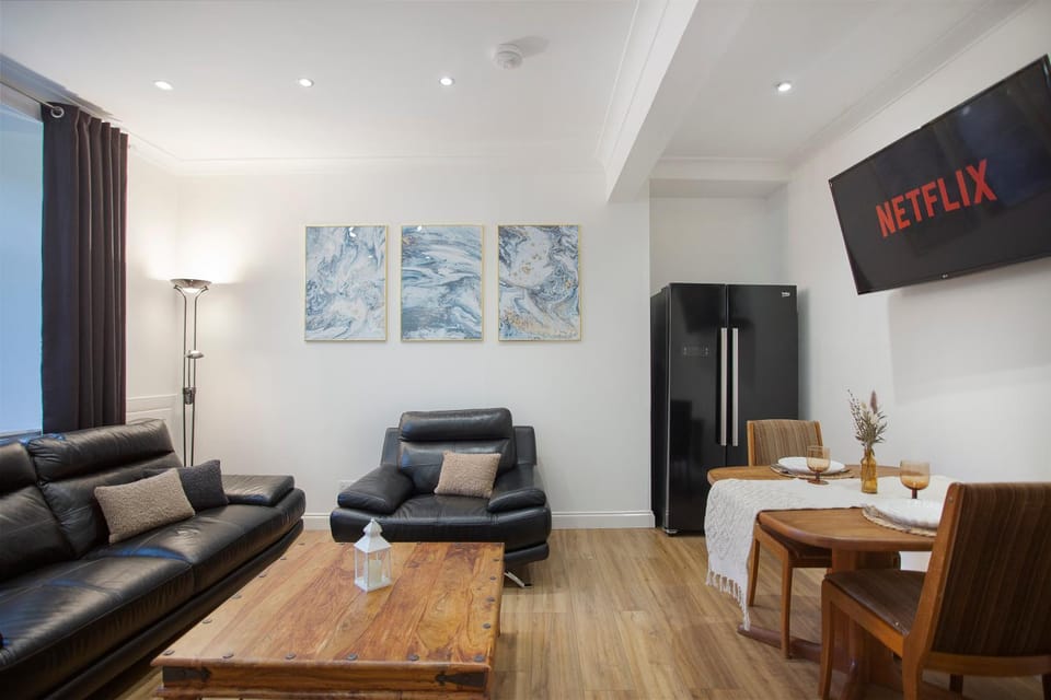 TV and multimedia, Living room, Seating area, Dining area