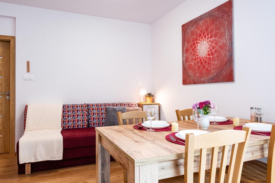 Living room, Photo of the whole room, Decorative detail, Seating area, Dining area