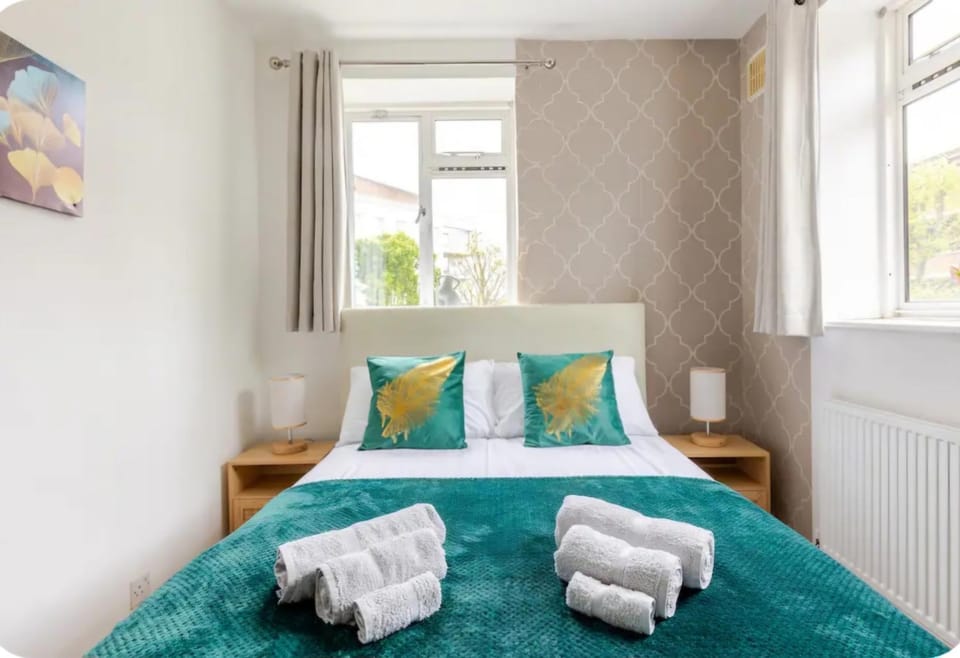Bed, Photo of the whole room, Bedroom, towels