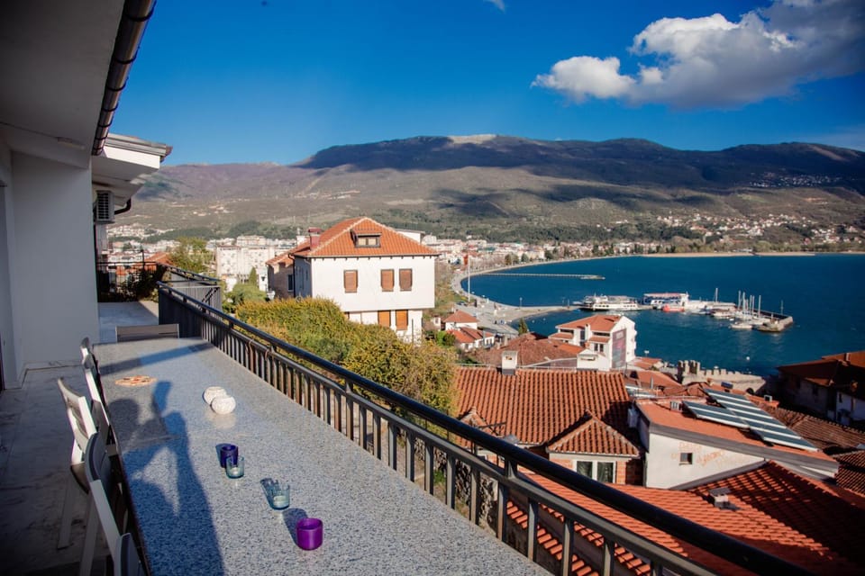 Property building, Nearby landmark, Day, Natural landscape, View (from property/room), Balcony/Terrace, City view, Lake view, Mountain view