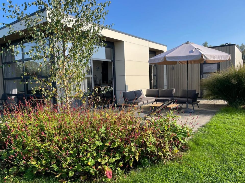 Marina Strandbad Chalet Aan het Strand mit Zaun Haus Nr 133 House in Gelderland, Netherlands