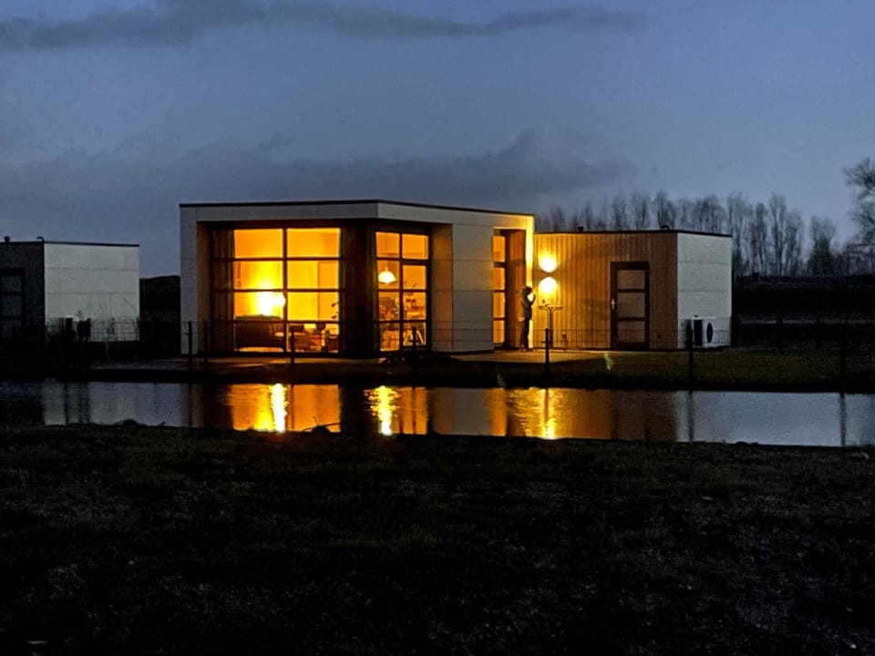 Marina Strandbad Chalet Aan het Water mit Zaun Haus Nr 134 House in Gelderland, Netherlands
