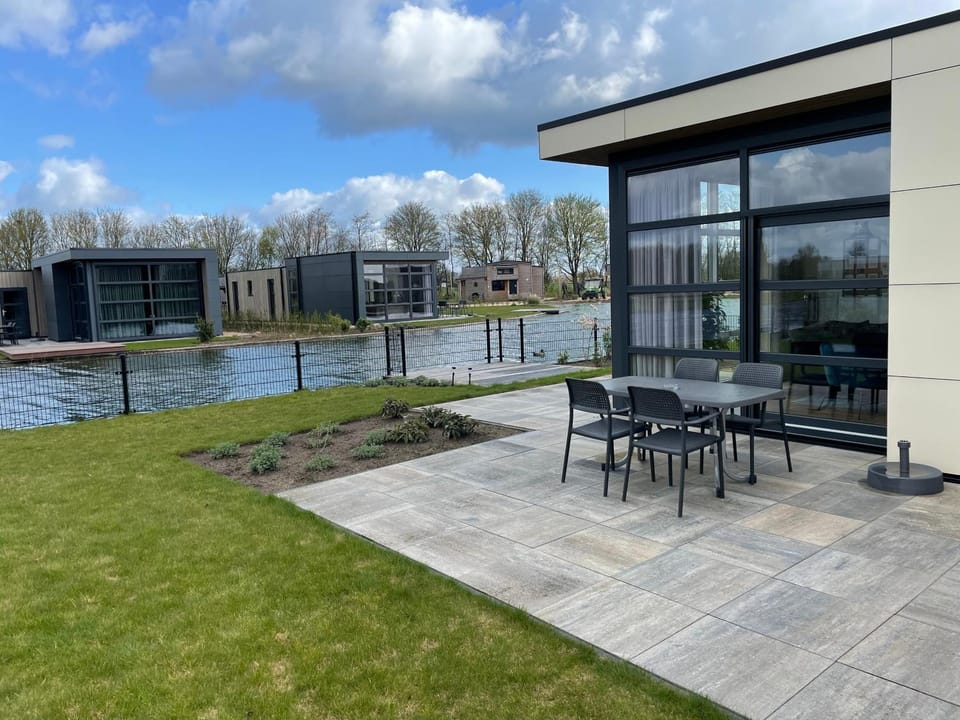 Marina Strandbad Chalet Aan het Water mit Zaun Haus Nr 134 House in Gelderland, Netherlands