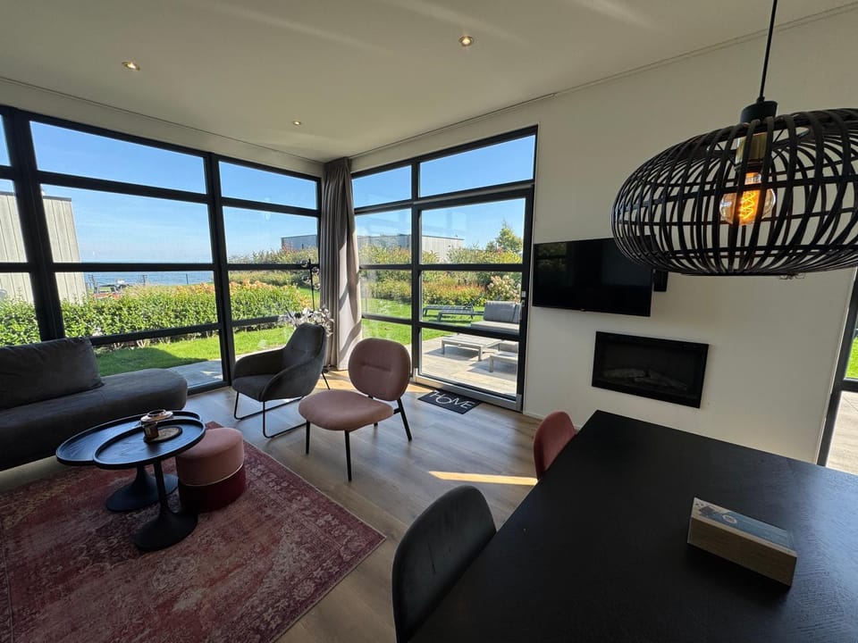 Enkhuizer Strand Chalet IJsselmeerblick Zweite Reihe mit Zaun Haus Nr 221 House in Flevoland, Netherlands