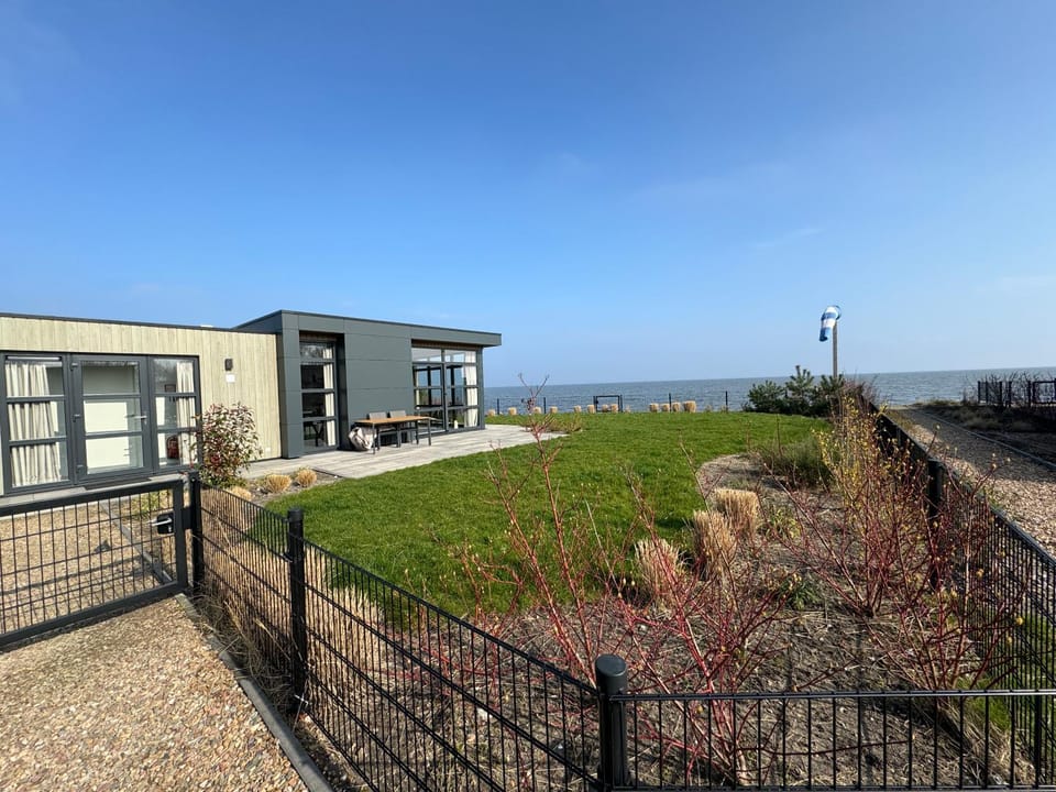 Enkhuizer Strand Chalet Meeresrauschen Erste Reihe mit Zaun Haus Nr 249 House in Flevoland, Netherlands