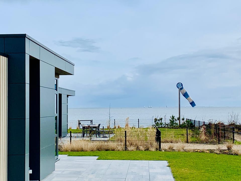 Enkhuizer Strand Chalet Meeresbrise Dritte Reihe mit Zaun Haus Nr 251 House in Flevoland, Netherlands