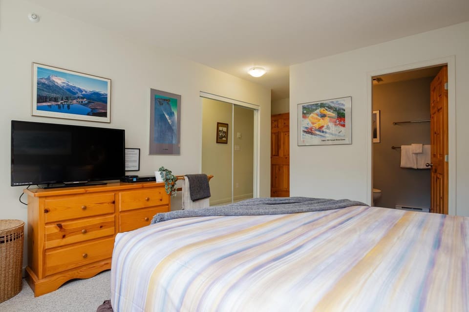 Bed, TV and multimedia, Bedroom