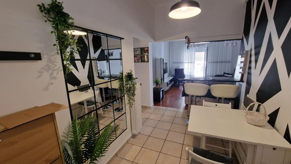 Dining area, minibar