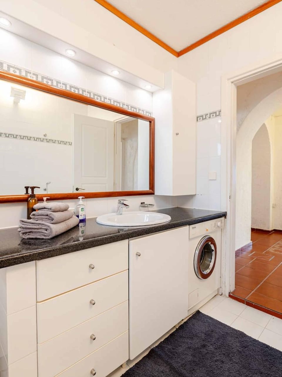 Kitchen or kitchenette, washing machine
