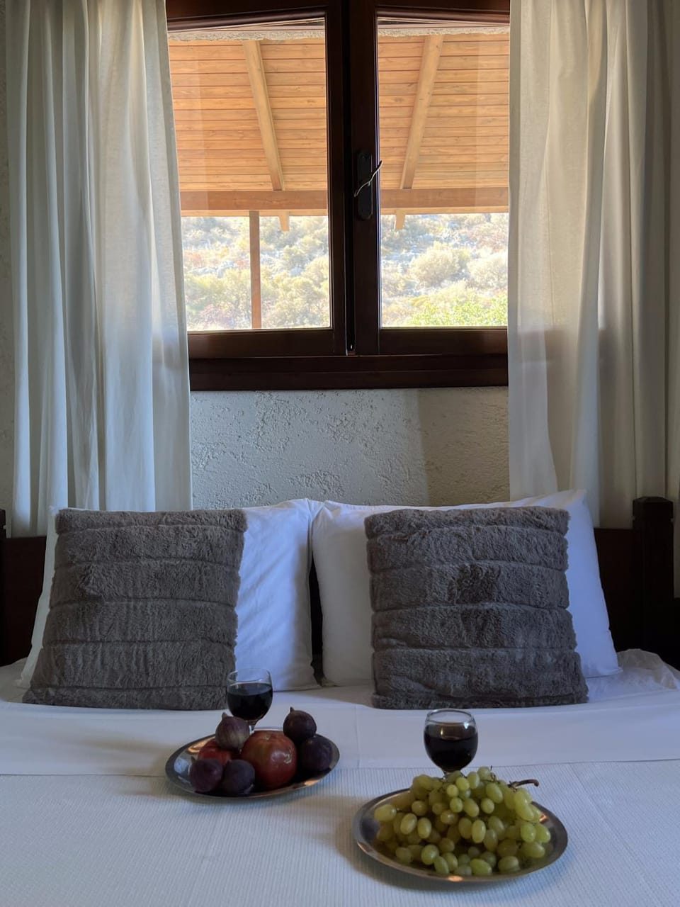 Bed, Food and drinks, Bedroom