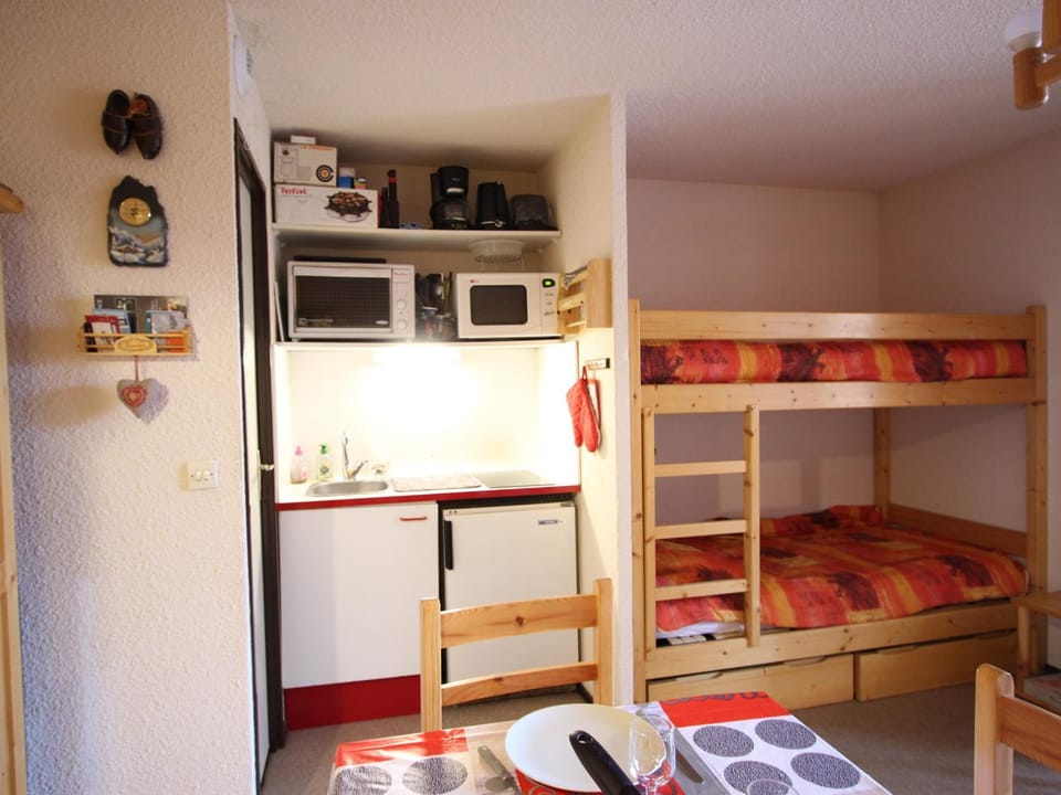 Studio cabine 24m² au pied des pistes, balcon, animaux non admis - FR-1-340-274 Cabin in Provence