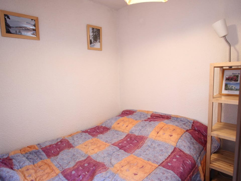 Studio cabine 24m² au pied des pistes, balcon, animaux non admis - FR-1-340-274 Cabin in Provence